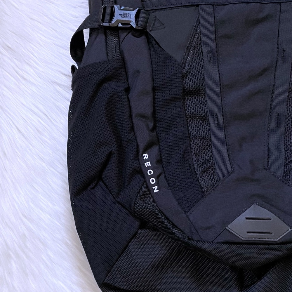 The North Face Unisex Recon Black 30 Liter Backpack - Picture 3 of 10